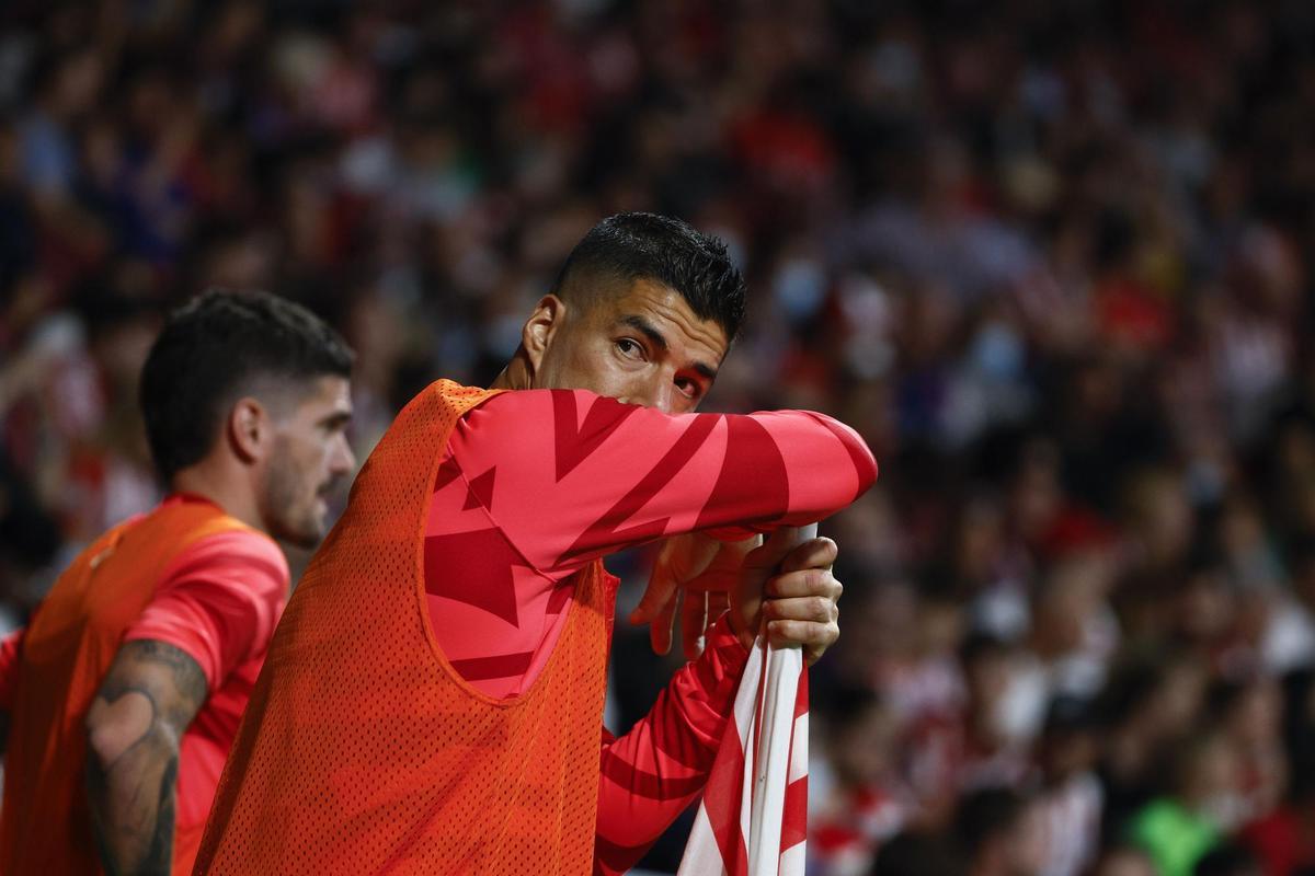 MADRID, 08/05/2022.- El delantero uruguayo del Atlético de Madrid, Luis Suárez, durante el encuentro correspondiente a la jornada 35 que disputan hoy Domingo frente al Real Madrid en el estadio Wanda Metropolitano, en Madrid. EFE / Rodrigo Jiménez.