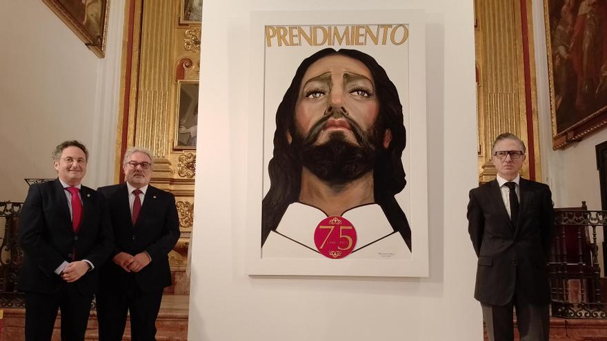 Francisco Cantos, Juan Manuel Gutiérrez, hermano mayor y Pablo Alonso Herráiz, junto al cartel.