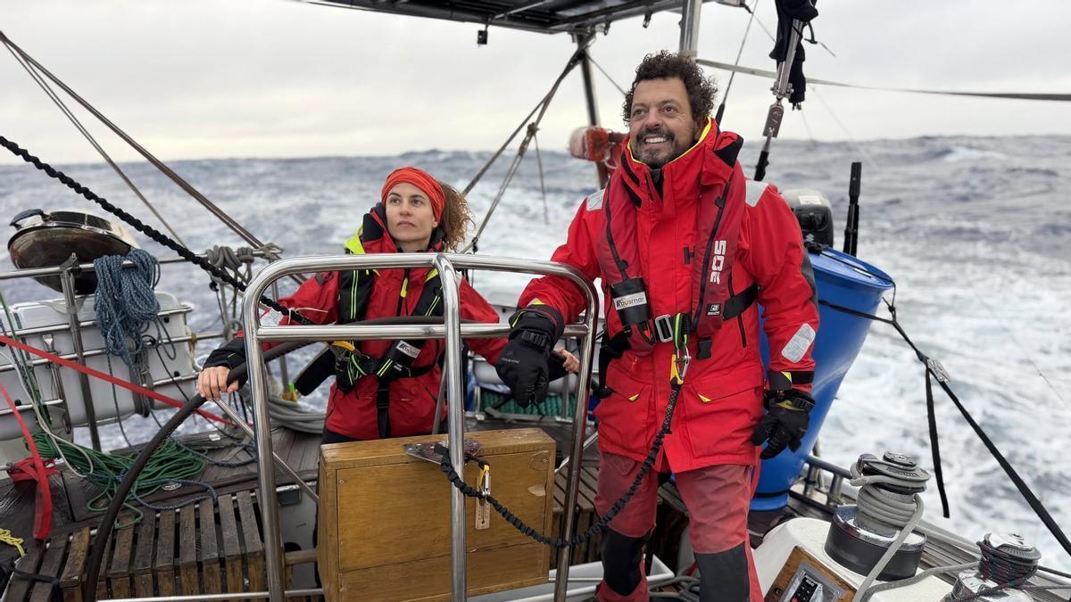 La castellonense Paula Gonzalvo y Pedro Jiménez en el mar de Bering.
