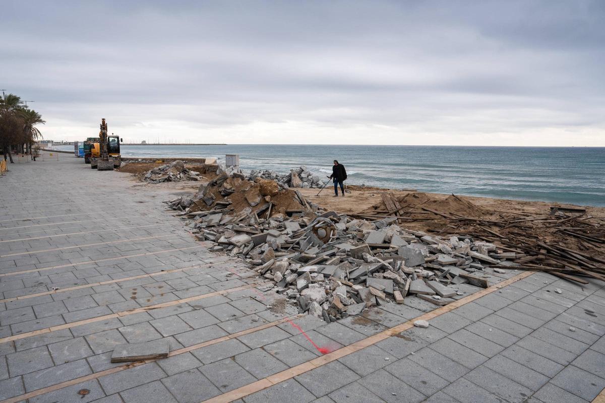 Calafell desmonta parte de su paseo marítimo para devolver espacio tomado a la playa