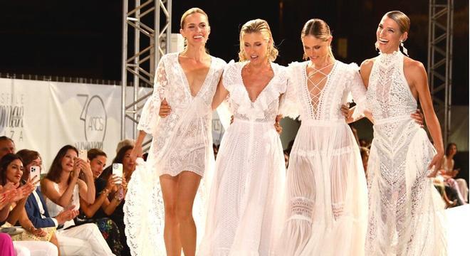 La revista Woman celebra su 30 aniversario con un desfile de Adlib Ibiza en los jardines de Diario de Ibiza