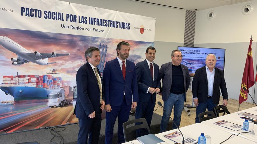 El consejero de Fomento e Infraestructuras, José Ramón Díez de Revenga, en el centro, durante la reunión del plenario del Pacto Social por las Infraestructuras de la Región de Murcia