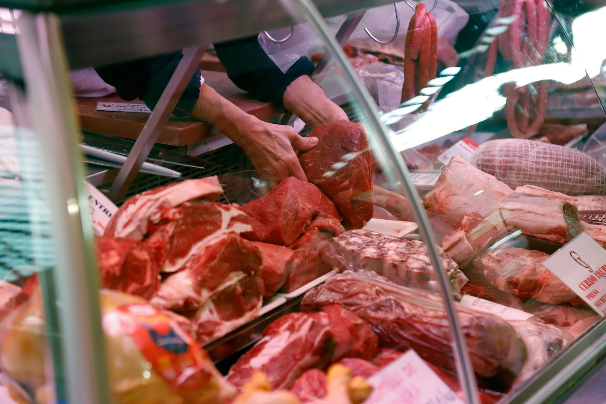 Compras navideñas en el mercado de Atarazanas.