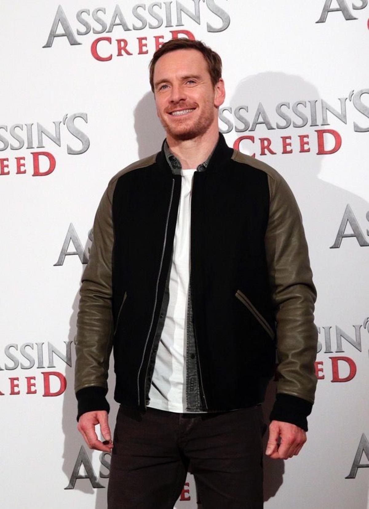 Estreno de Assassin's Creed en París, el look de Fassbender