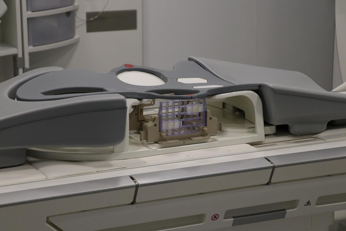 El Hospital de la Serranía incorpora la técnica de la biopsia con aguja de vacío guiada por resonancia magnética.