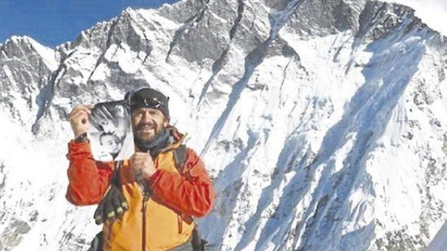 Javier Camacho hace historia y sube el Everest sin oxígeno