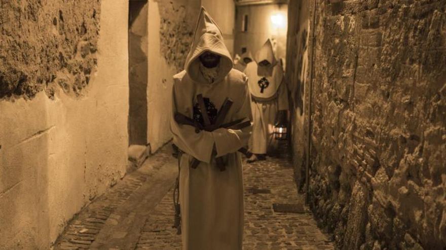 Un cofrade durante la procesión del Espíritu Santo.