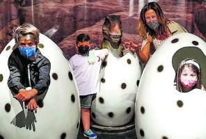 Borja Castañeda, Pelayo Romero, Aitziber Domínguez y Noah Castañeda posan en varios huevos de dinosaurios.