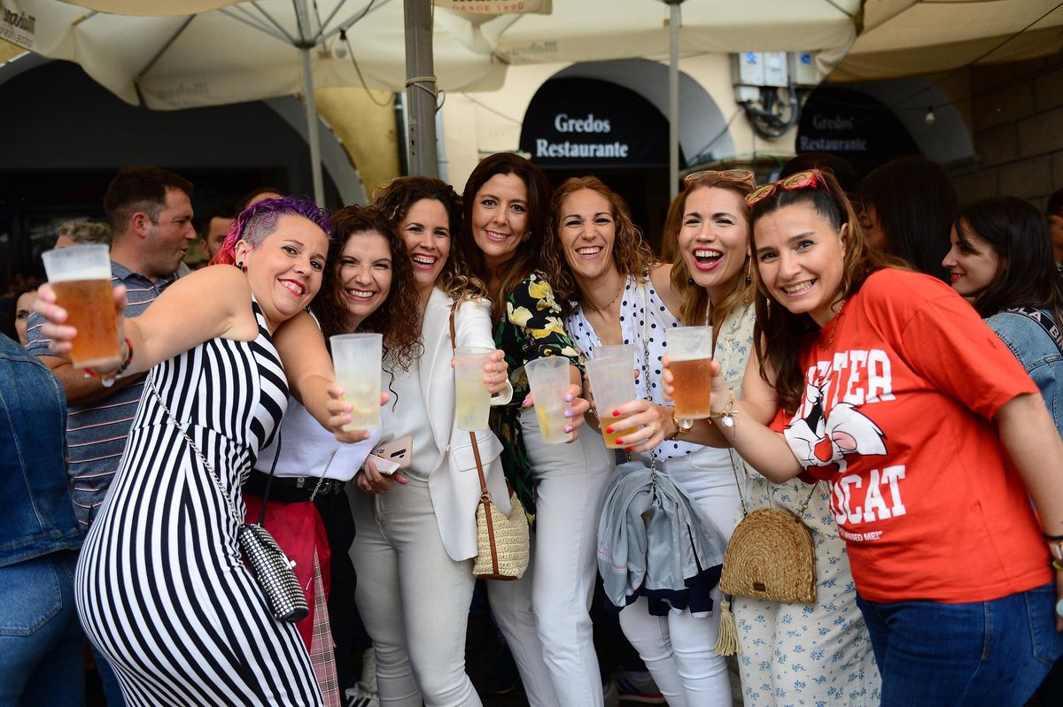 Grupo de amigas, en las cañas de la feria de Plasencia.