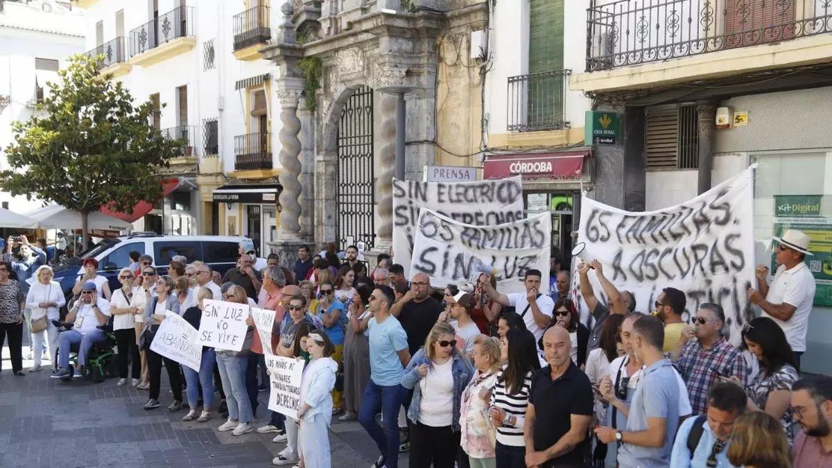 Vecinos de Encinares de Alcolea, durante la protesta realizada frente al Ayuntamiento de Córdoba.