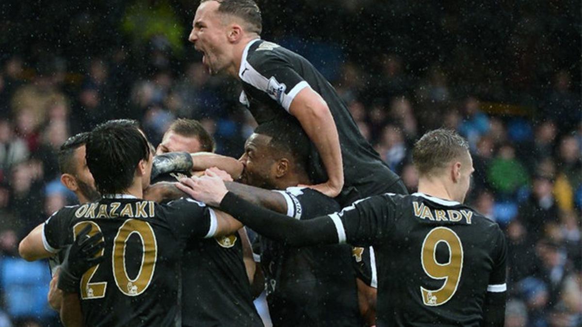 El Leicester dio un golpe de efecto a la Premier en el Etihad de Manchester