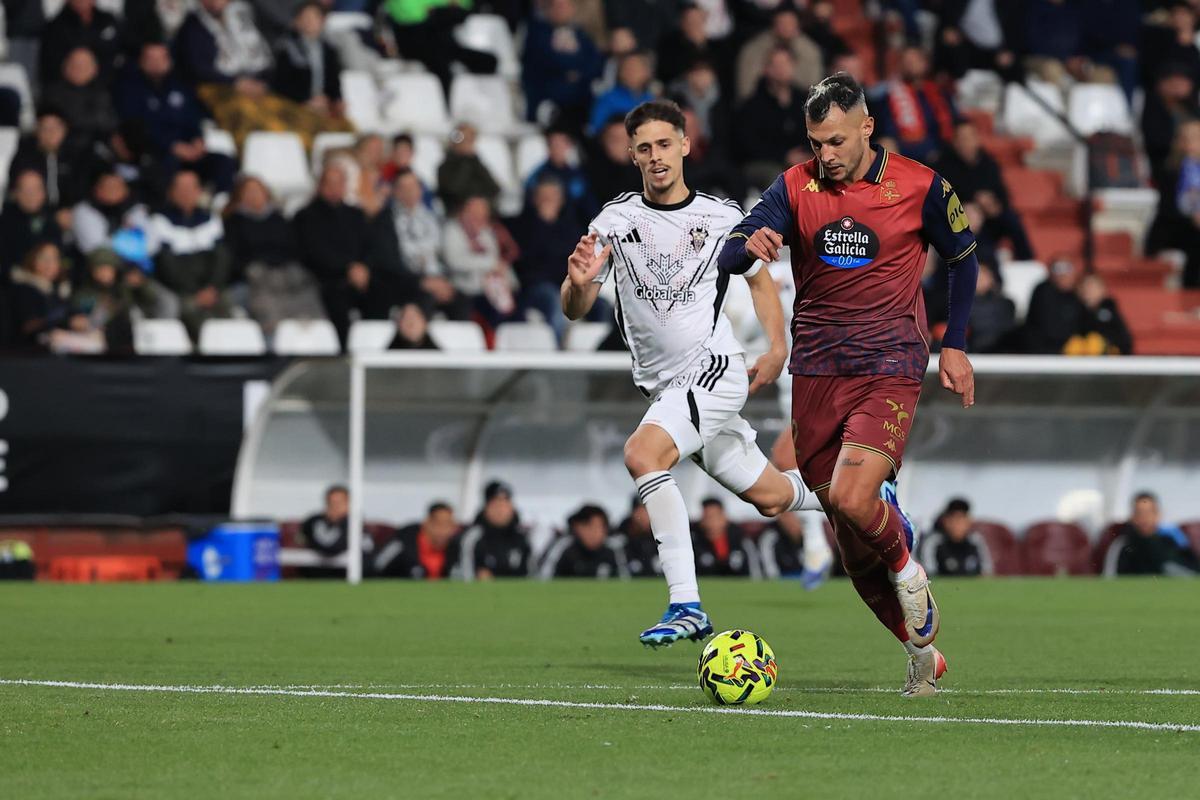 Stoichkov avanza hacia la portería presionado por Pepe Sánchez en el duelo de la primera vuelta contra el Albacete en el Carlos Belmonte.