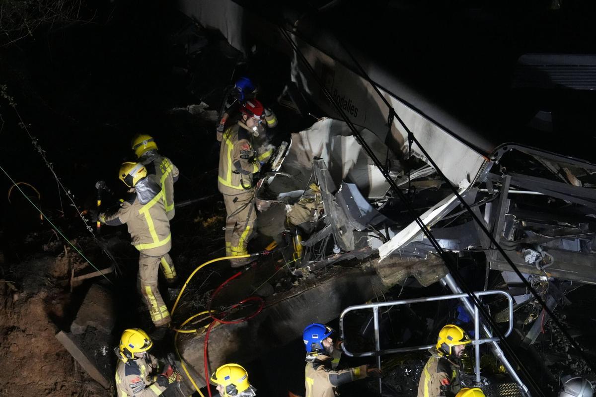 El accidente del tren de rodalies de la R4 en Gelida que ha descarrilado ha provocado un muerto, el maquinista del convoy, y cuatro heridos graves, así como 34 heridos de carácer más leve.