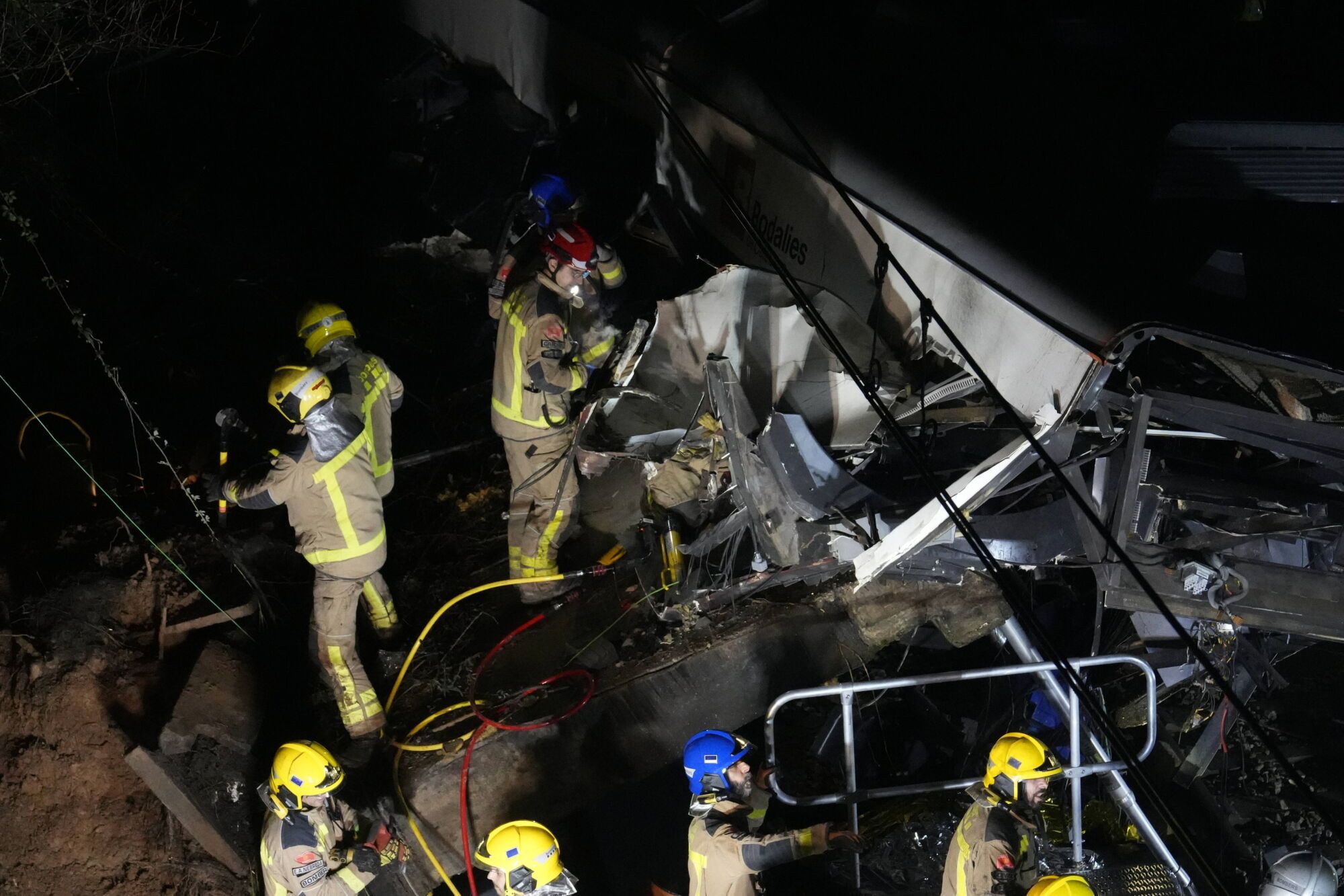 El accidente del tren de rodalies de la R4 en Gelida que ha descarrilado ha provocado un muerto, el maquinista del convoy, y cuatro heridos graves, así como 34 heridos de carácer más leve. 