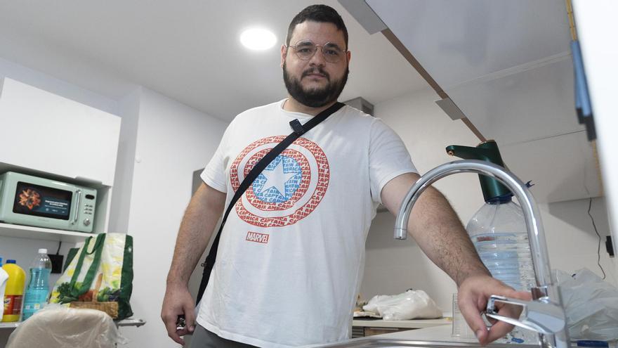 Diez meses pagando la hipoteca pero sin poder mudarse: vecinos denuncian la falta de agua en un edificio nuevo de Alicante