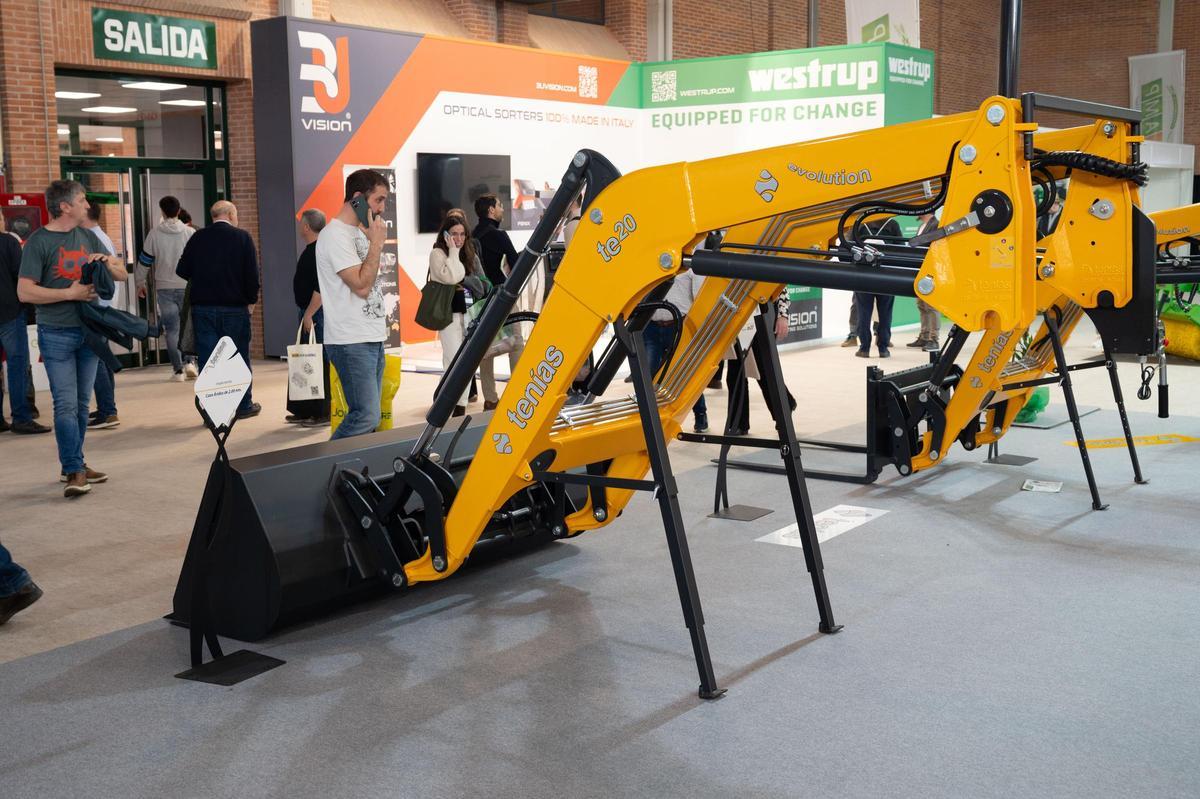 Varias palas cargadoras de Tenías, expuestas en la FIMA 2026.