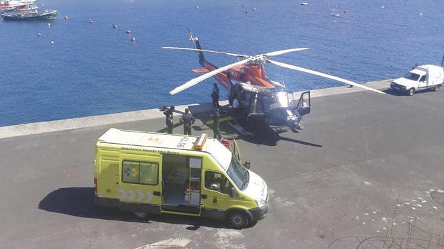 El helicóptero y una ambulancia, en el lugar del suceso.