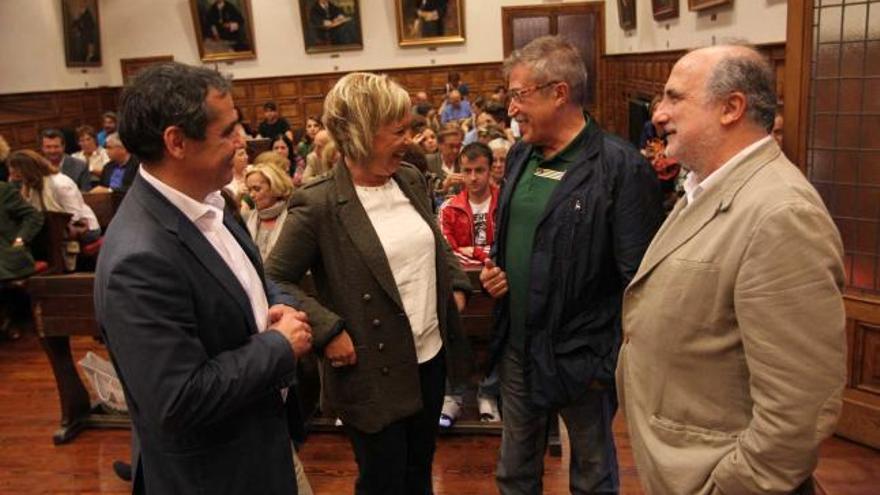 Por la izquierda, el vicerrector Vicente Domínguez, María José Suárez, Emilio Sagi y Marino Pérez, ayer, en la Universidad, momentos antes de la charla.