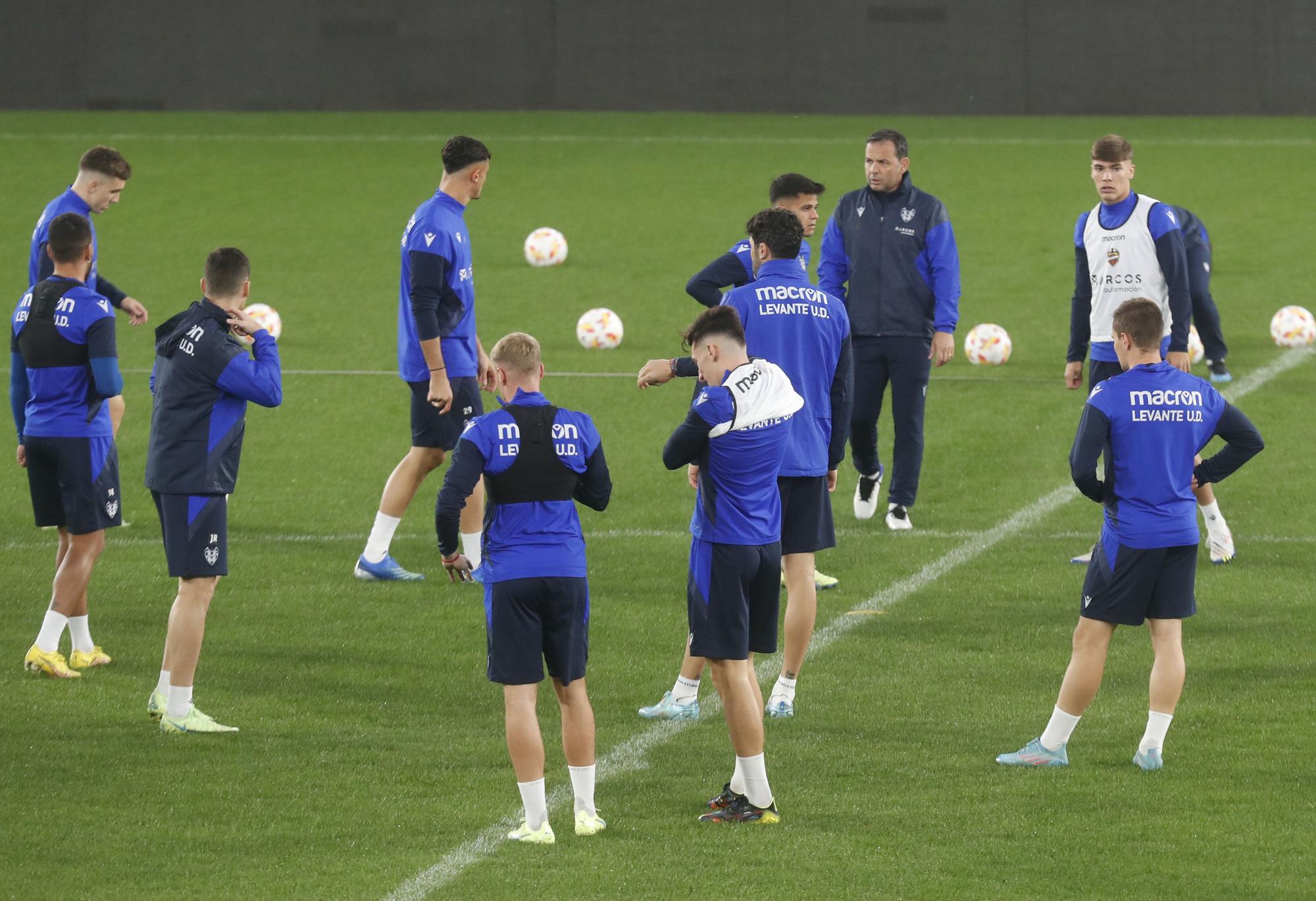 El Levante UD entrena en el Ciutat antes de viajar a Olot