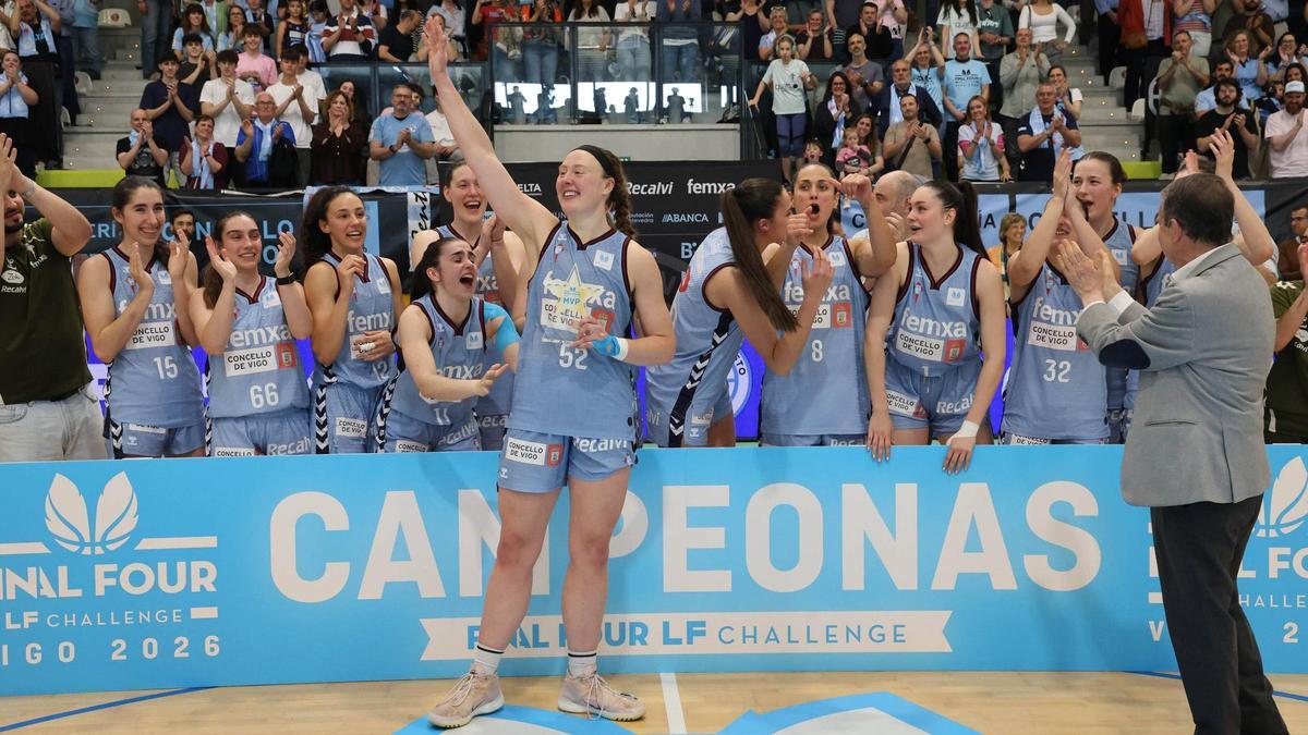 Kelliher recibe el trofeo como MVP de la fase de ascenso.