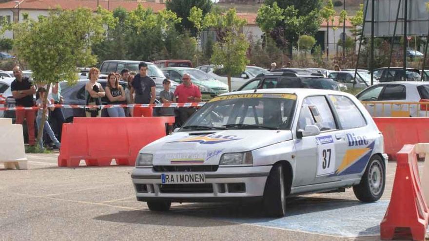 Un Renault Clio se dispone a trazar una curva a toda velocidad.