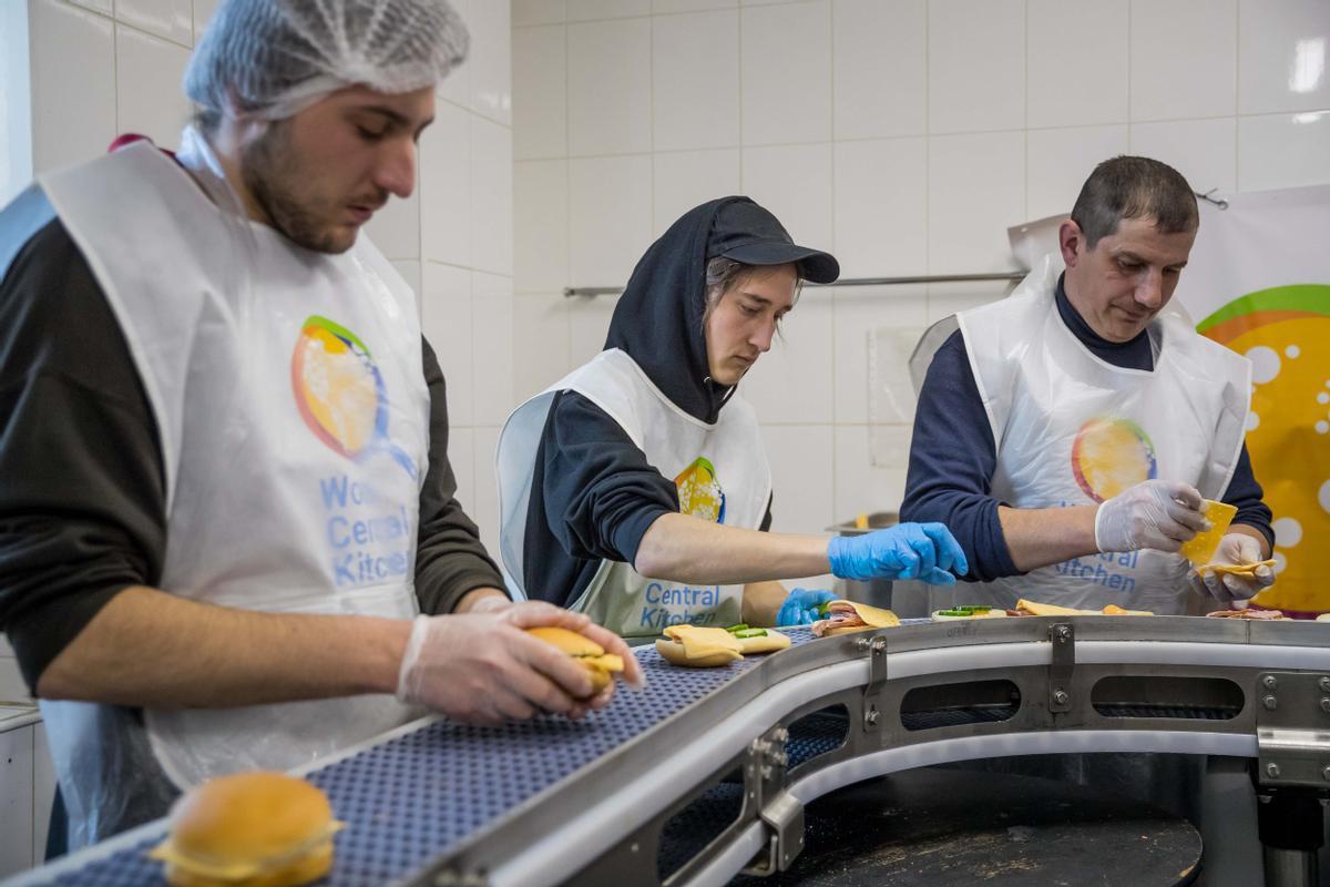 Preparación de comida para refugiados, en un centro de acogida en Lviv.