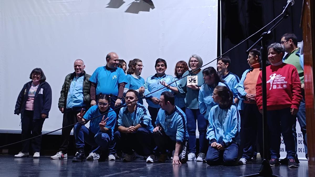 Una de las premiadas, Isabel Fragoso, junto a miembros de Axpay, en la gala celebrada en la casa de la cultura.