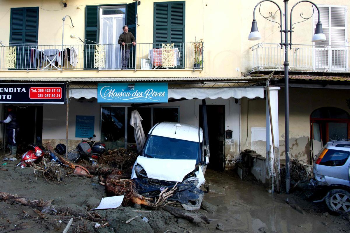 Un muerto y decenas de desaparecidos tras un corrimiento de tierra en la isla italiana de Ischia