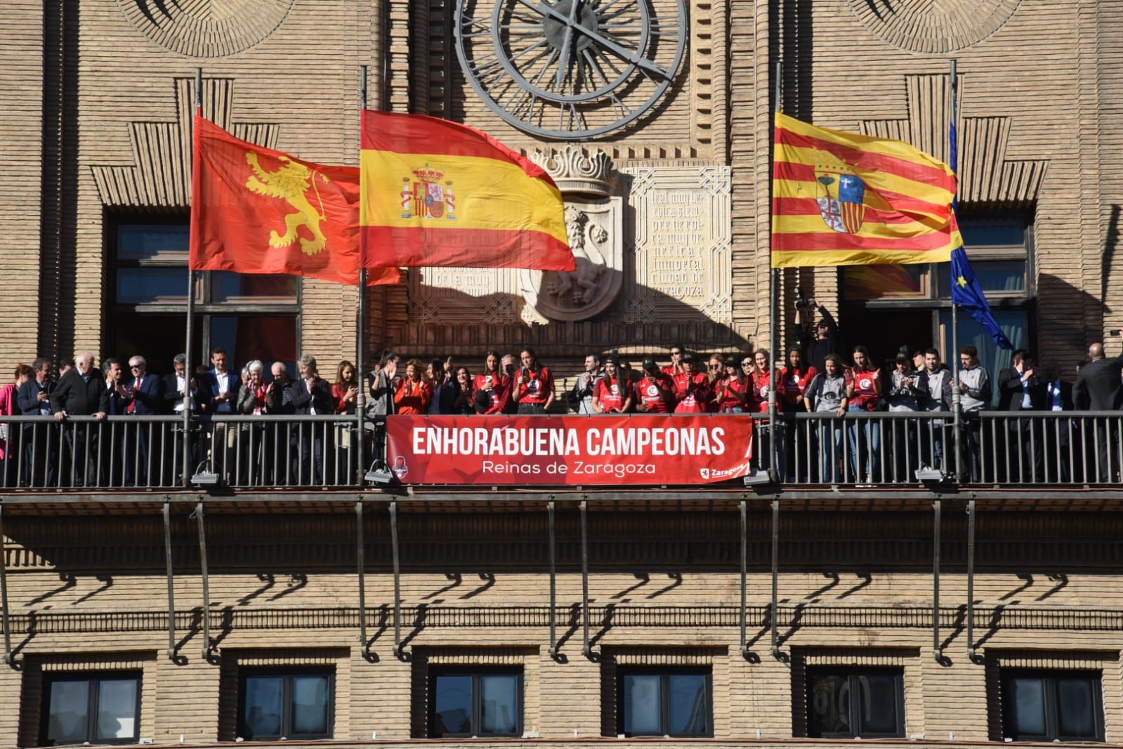 Baño de masas del Casademont Zaragoza en la plaza del Pilar y ofrenda de la Copa de la Reina a la Virgen del Pilar