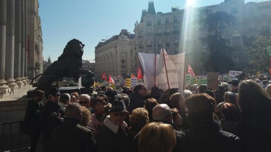 Miles de jubilados bloquean la entrada al Congreso para pedir &quot;pensiones dignas&quot;