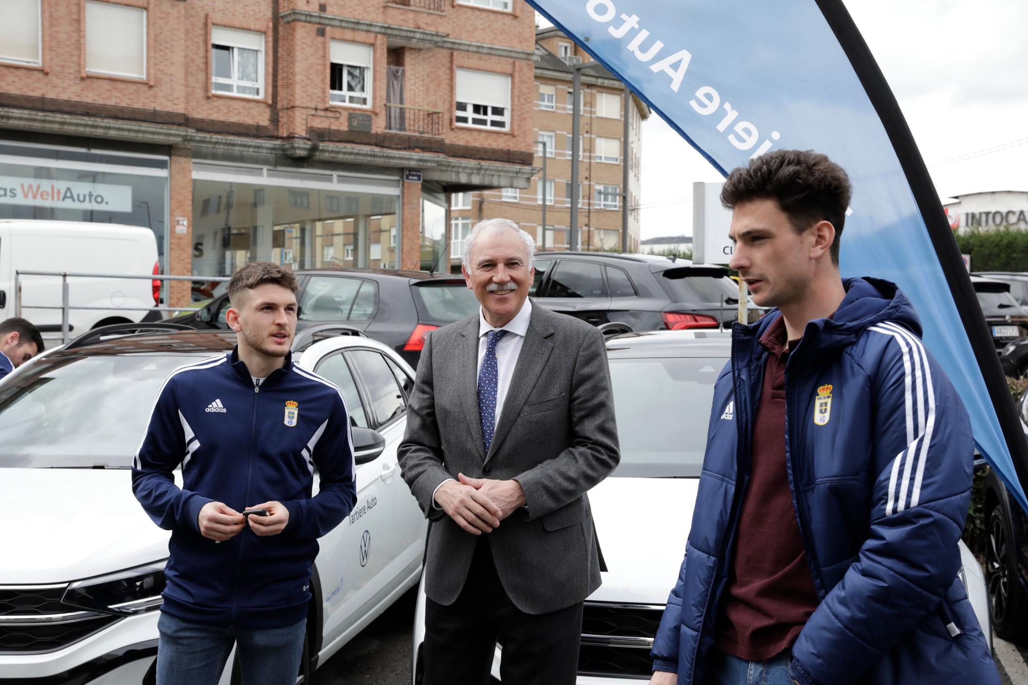 EN IMÁGENES: los jugadores del Oviedo recogen sus coches