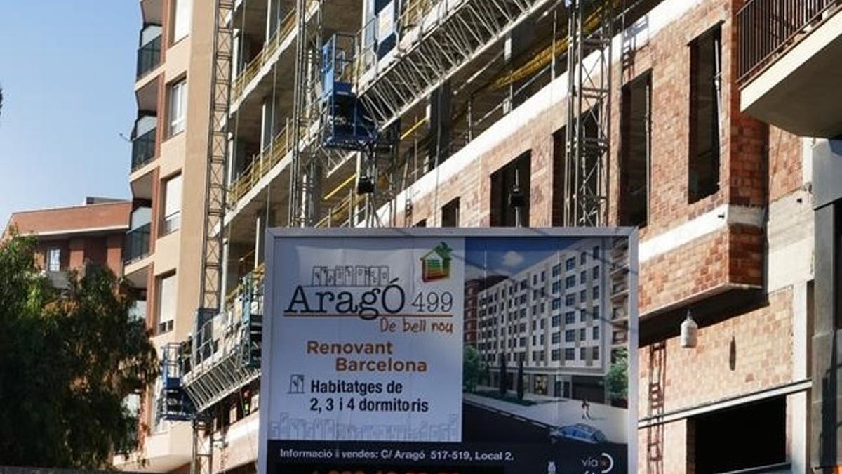 Construcción de pisos nuevos en la calle Aragó de Barcelona