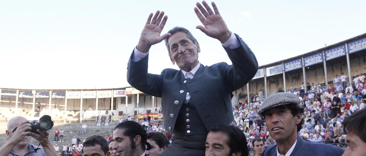 El diestro Andrés Vázquez es portado a hombros dando la vuelta al ruedo de la plaza de toros de Zamora, en una foto de archivo.