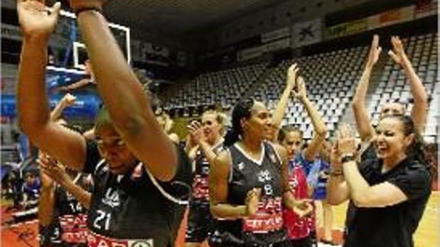 Les jugadores de l&#039;Uni, celebrant dimecres la Supercopa a Fontajau.