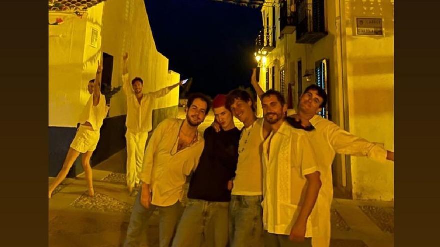 Paco León disfruta de un exclusivo yate en la Isla de Tabarca junto a sus amigos
