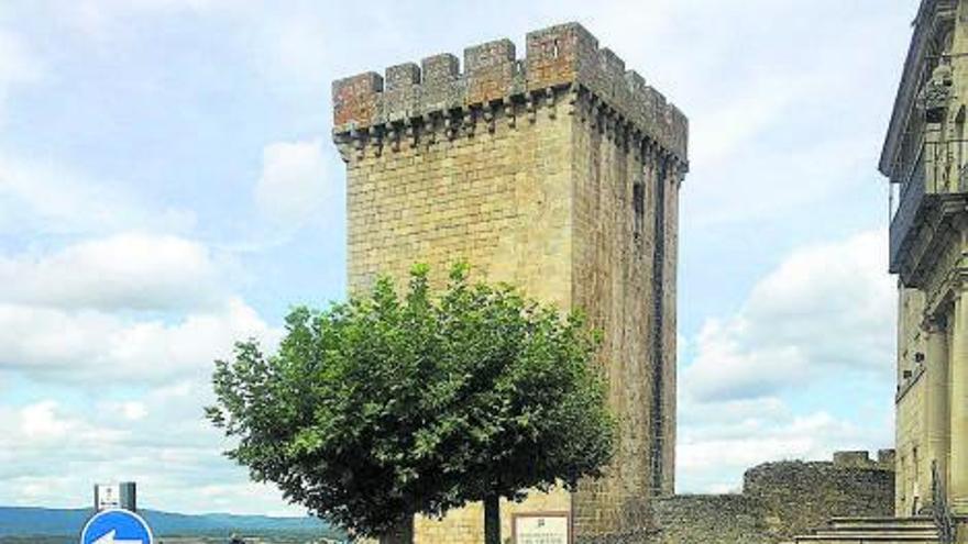 EN RUTA. El Citroën Ami, a l’entrada del Parador de Monforte de Lemos. El lloc de conducció disposa d’un senzill i digitalitzat quadre de comandaments. joseéb. pino