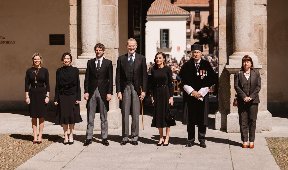 Los Reyes de España, acompañados por Judith Piquet, alcadesa de Alcalá de Henares; Isabel Díaz Ayuso, presidenta de la Comunidad de Madrid; y María José Gálvez, directora general del Libro.
