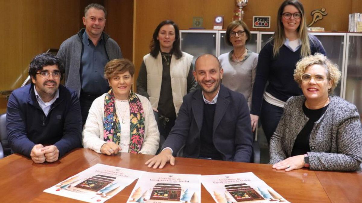 Alcalde, concejales y representantes del comercio y hostelería de Porriño presentan el concurso de decoración de Navidad.  | // D.P.