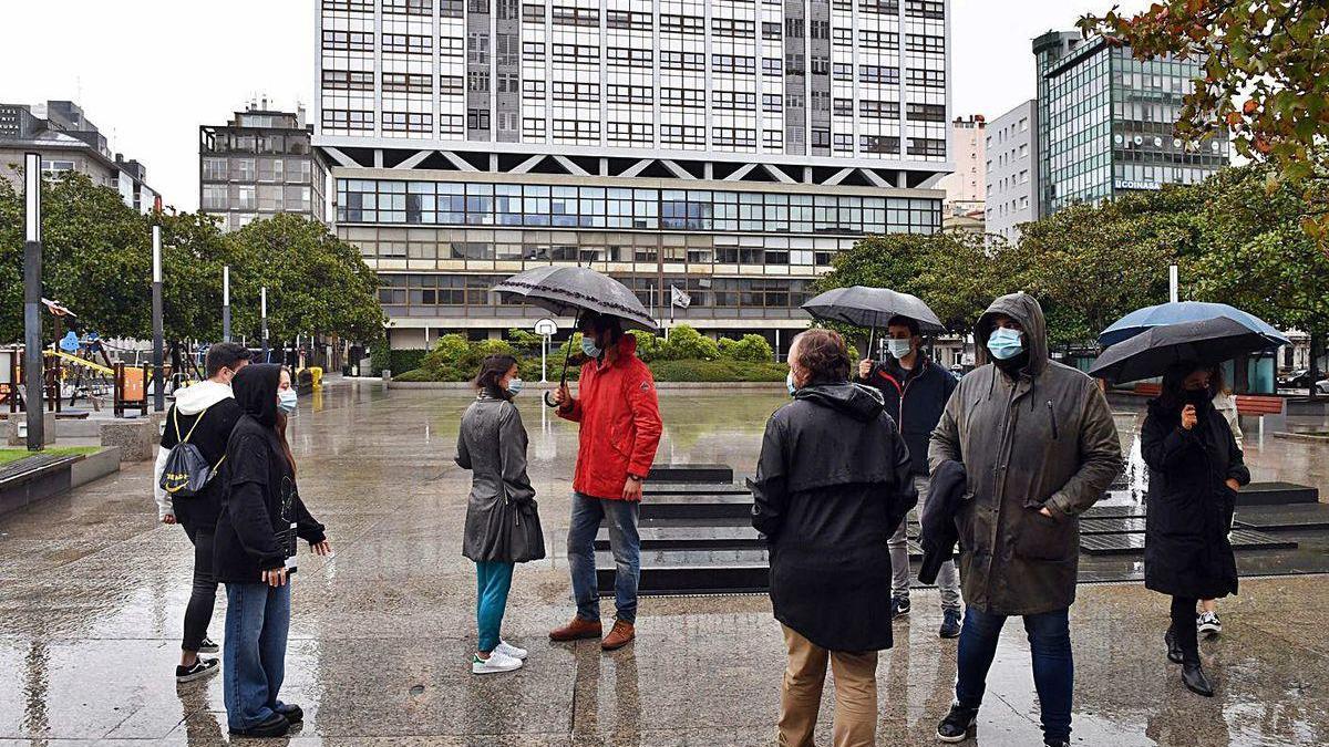 Los participantes en la visita guiada, ante el edificio de Albalat de la plaza de Pontevedra.