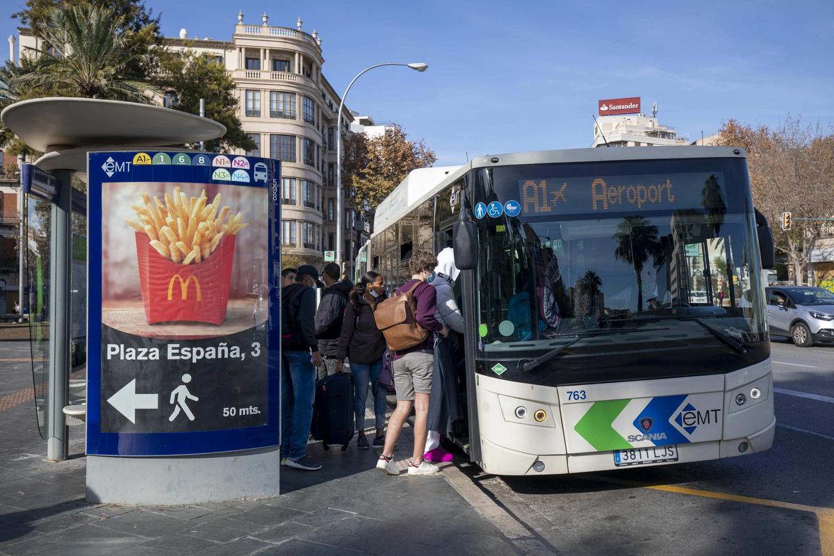 Foto de archivo del autobús de la EMT dirección aeropuerto.