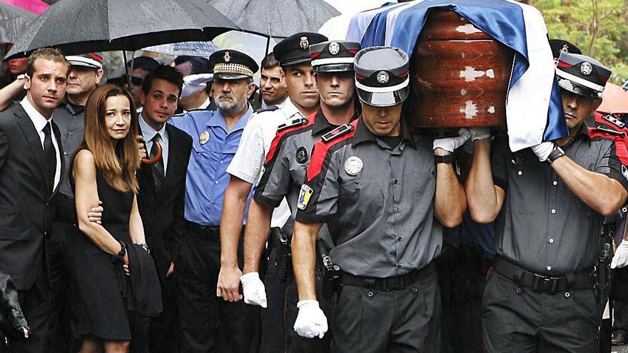 La conducción del cadáver de Adán Martín, en presencia de su viuda, Pilar Parejo.