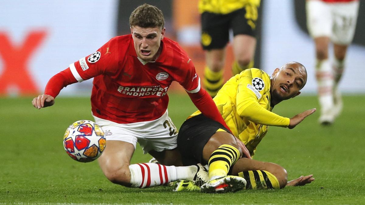 Malen, del Dortmund, derriba a Til mientras se escapaba con el balón.