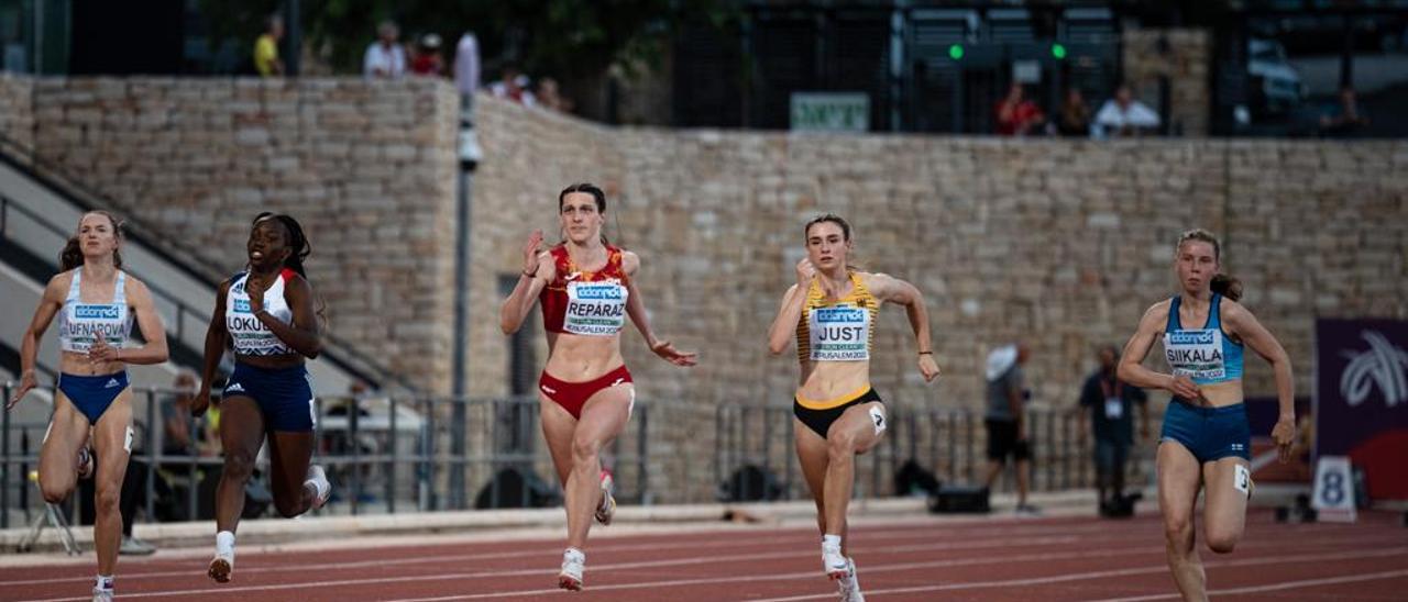 La atleta de Val Miñor, Ainhoa Repáraz (3ª izq.), en una de sus carreras en el Givat Ram Stadium de Jerusalén.