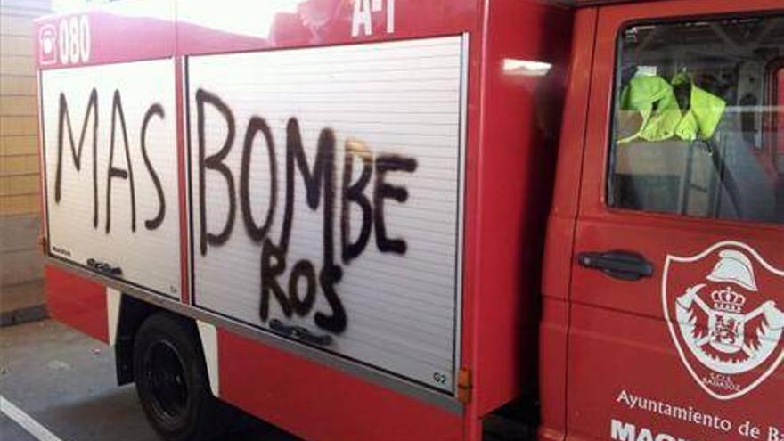 Pintan mensajes reivindicativos en 7 vehículos de los bomberos de Badajoz