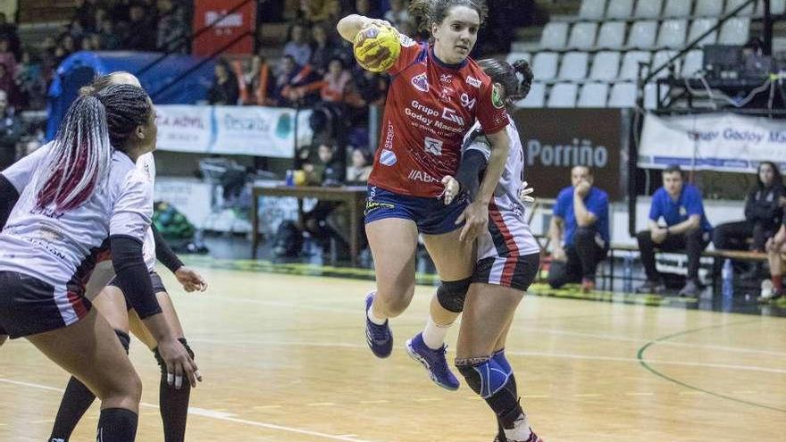 Ana Alonso lanza a puerta durante un partido del Godoy Maceira en O Porriño. // Cristina Graña