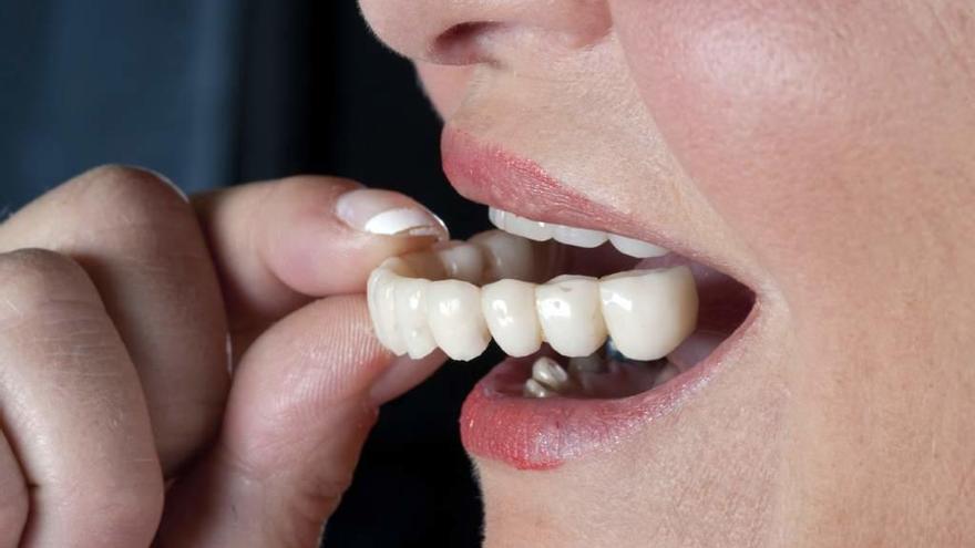 Una paciente de la Arrixaca pide 330 euros porque le han perdido su dentadura postiza