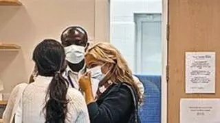 Catalunya obliga a llevar mascarillas en centros de salud y residencias por el auge de la gripe