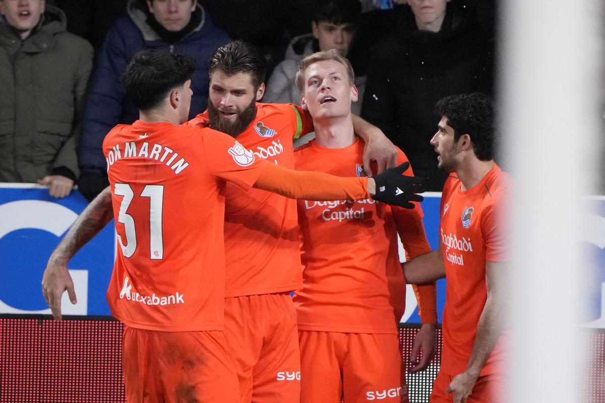 Los jugadores de la Real Sociedad celebran un gol al Alavés.