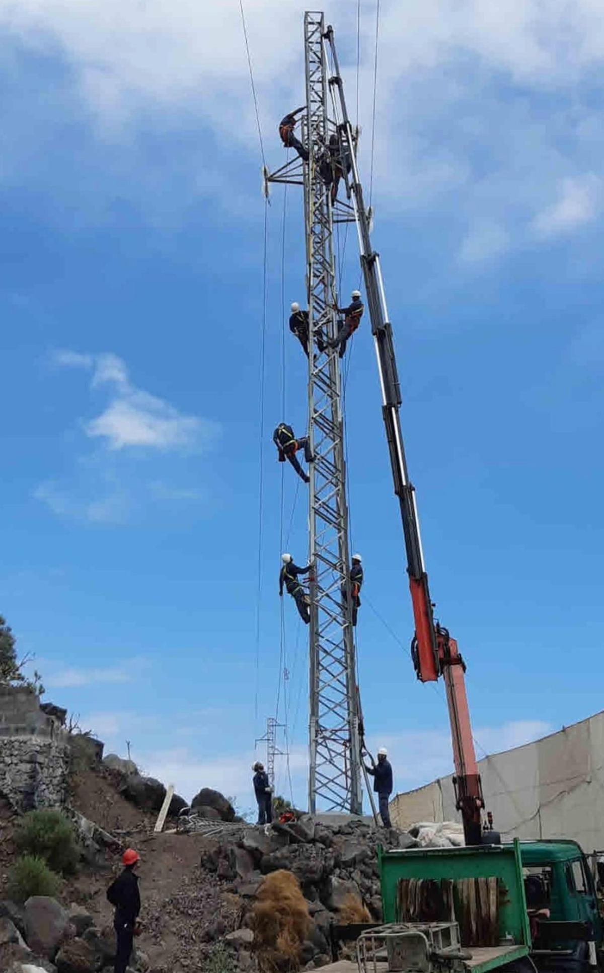 Operarios de Endesa hacen trabajos en una torreta en Canarias.