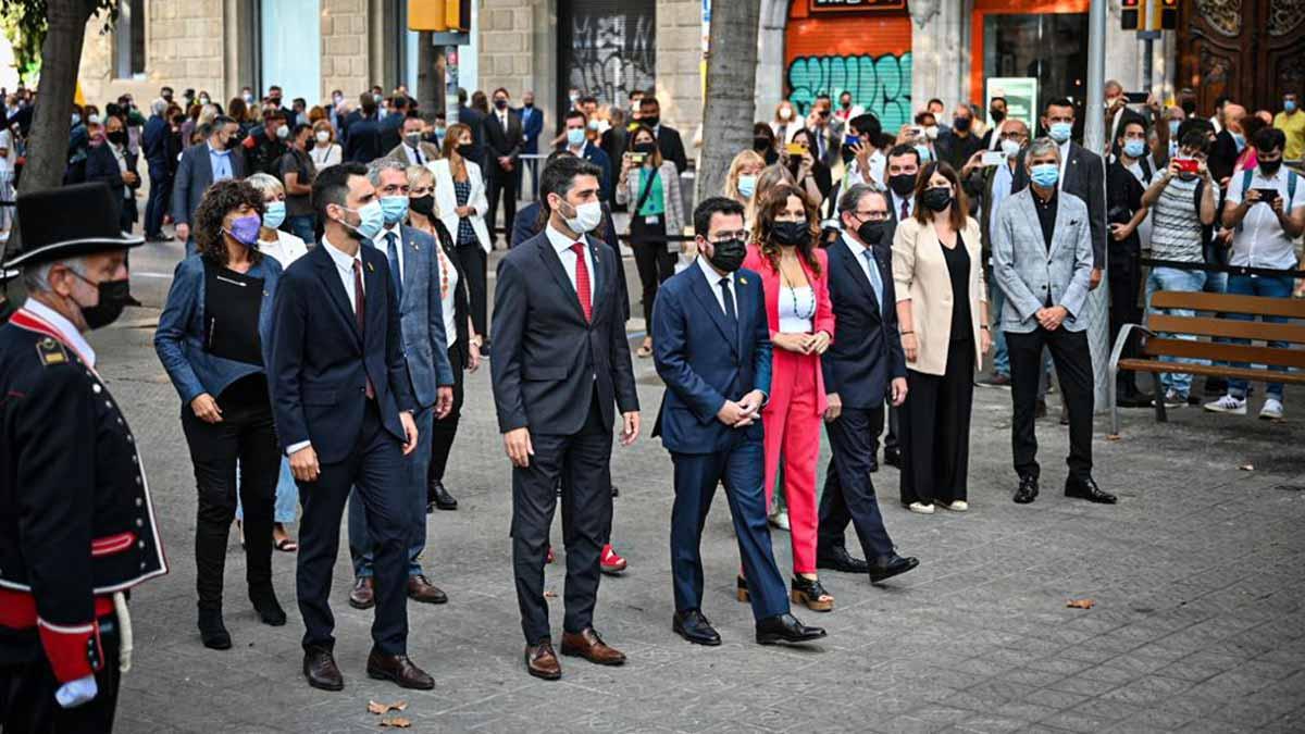 Los miembros del Govern, en la ofrenda floral en el monumento de Rafael Casanova.